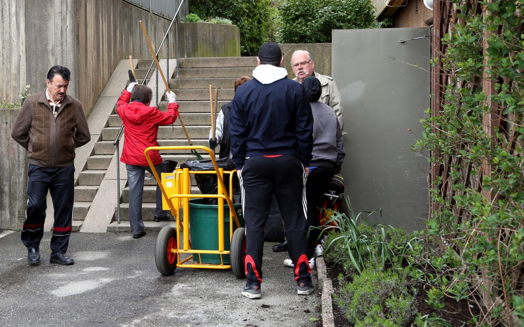 Samling vid förrådet för att hitta upgifter och verktyg